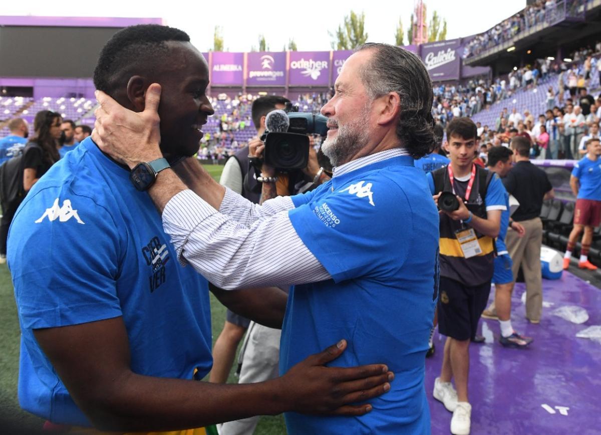 Bil Nsongo con Juan Carlos Escotet al término del partido.