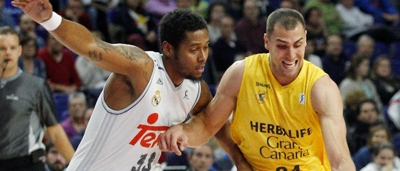 Pablo Aguilar bota el balón ante la presencia de Trey Thompkins.