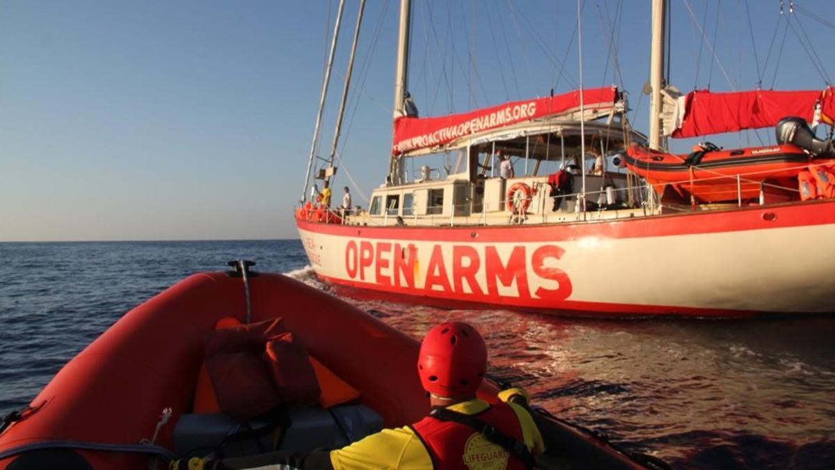 Una lancha rápida de Proactiva llegando al 'Astral', desplegado en aguas frente a Libia.