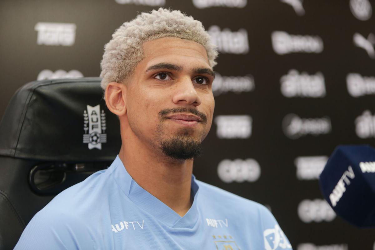 AME8083. MONTEVIDEO (URUGUAY), 19/11/2023.- El jugador de la selección uruguaya Ronald Araujo habla hoy durante una conferencia de prensa, en el complejo celeste, en Montevideo (Uruguay). EFE / Gastón Britos