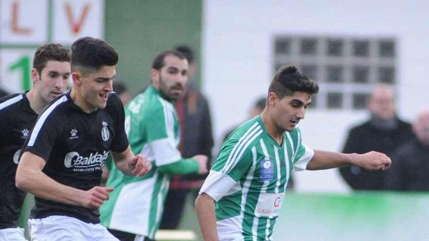 Amine controla el balón en el duelo ante el Avilés.