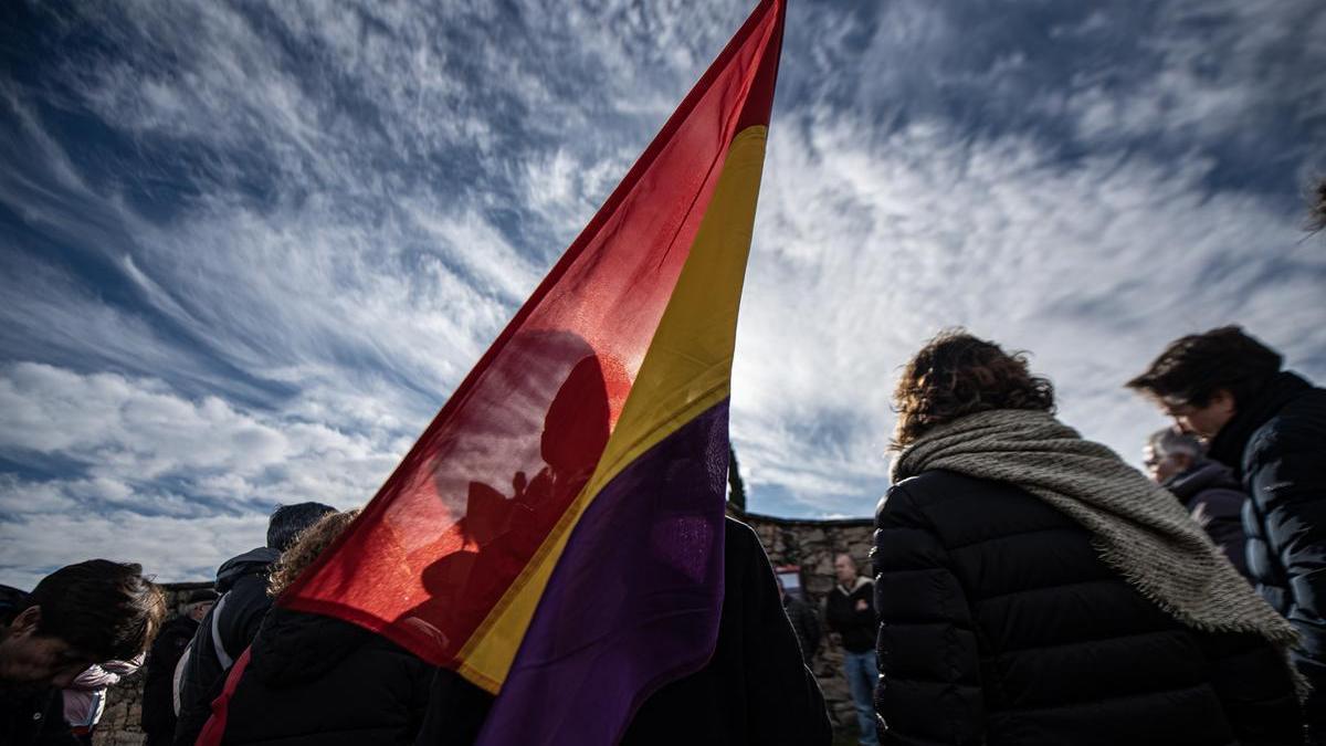 Els participants a l'homenatge van exhibir una bandera republicana