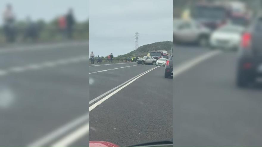 Colisión frontal de dos vehículos en Icod de los Vinos, Tenerife, con, al menos, dos heridos