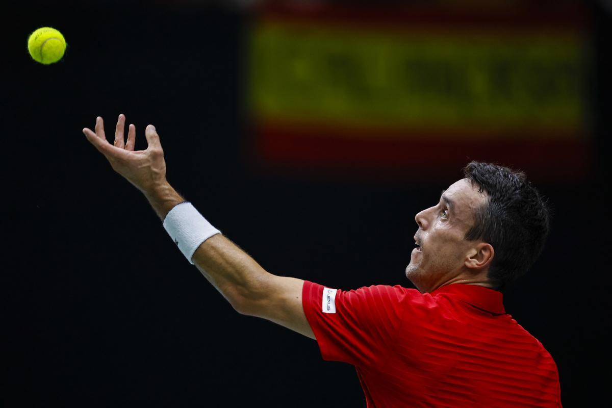 El jugador del equipo español de Copa Davis, Roberto Bautista, realiza un saque durante el primer partido de individuales de la última jornada de la fase final de grupos que le enfrenta este domingo en el pabellón Fuente San Luis al tenista de la República de Corea, Seong-Chan Hong. EFE/Biel Aliño