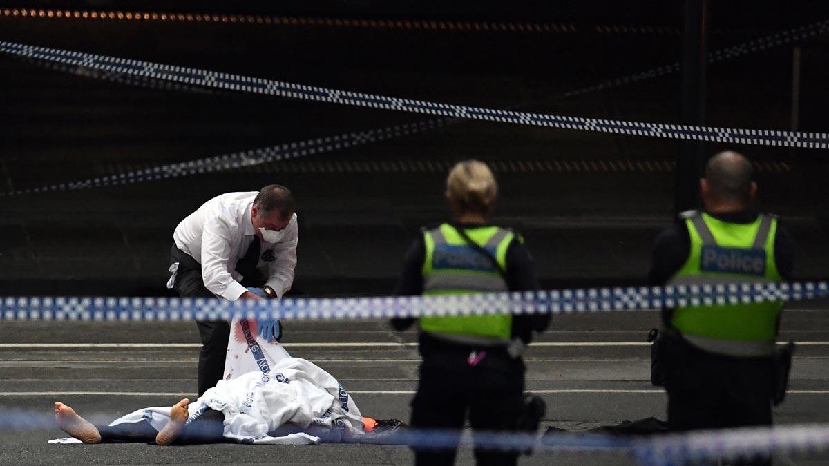 Un muerto y dos heridos en un apuñalamiento en Melbourne, reclamado por Estado Islámico.