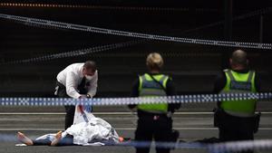 Un muerto y dos heridos en un apuñalamiento en Melbourne, reclamado por Estado Islámico.