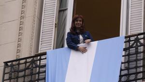 La expresidenta argentina Cristina Fernández, en el balcón de su residencia en Buenos Aires, donde cumple arresto domiciliario por un caso de corrupción