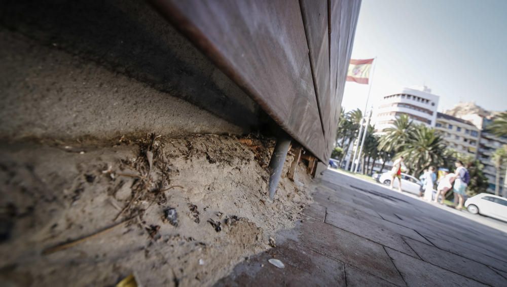 El paseo del Puerto ofrece una imagen de abandono, con escaleras rotas, suciedad, desconchones y pintadas