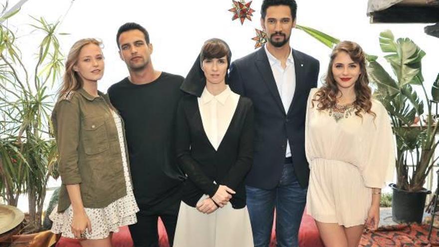 Paz Vega junto a sus compañeros de la serie de TV.