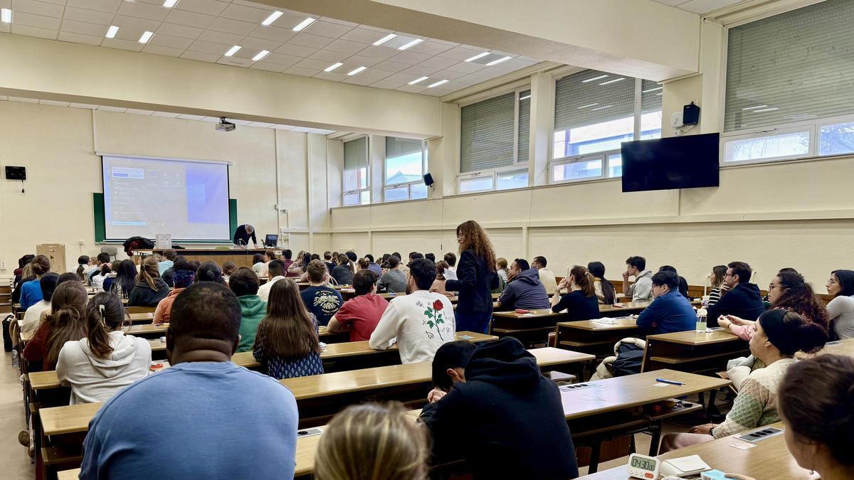 Imatge d'arxiu de diversos estudiants durant les proves de Forjmació Sanitària Especialitzada