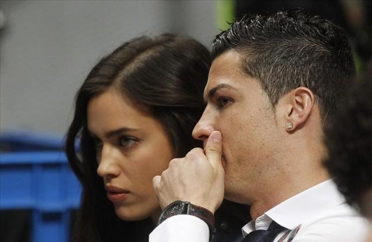 El davanter portuguès del Reial Madrid Cristiano Ronaldo i la seva nòvia, la model Irina Shayk, assisteixen al partit de bàsquet entre el Reial Madrid i el CSKA de Moscou, al Palacio de Deportes de Madrid el març de l’any passat. El davanter portuguès del Reial Madrid Cristiano Ronaldo i la seva nòvia, la model Irina Shayk, assisteixen al partit de bàsquet entre el Reial Madrid i el CSKA de Moscou, al Palacio de Deportes de Madrid el març de l’any passat.