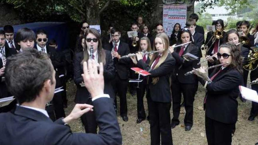 La banda de música municipal de Vilagarcía actuó ayer en el San Antoniño de O Pousadoiro.  // Noé Parga