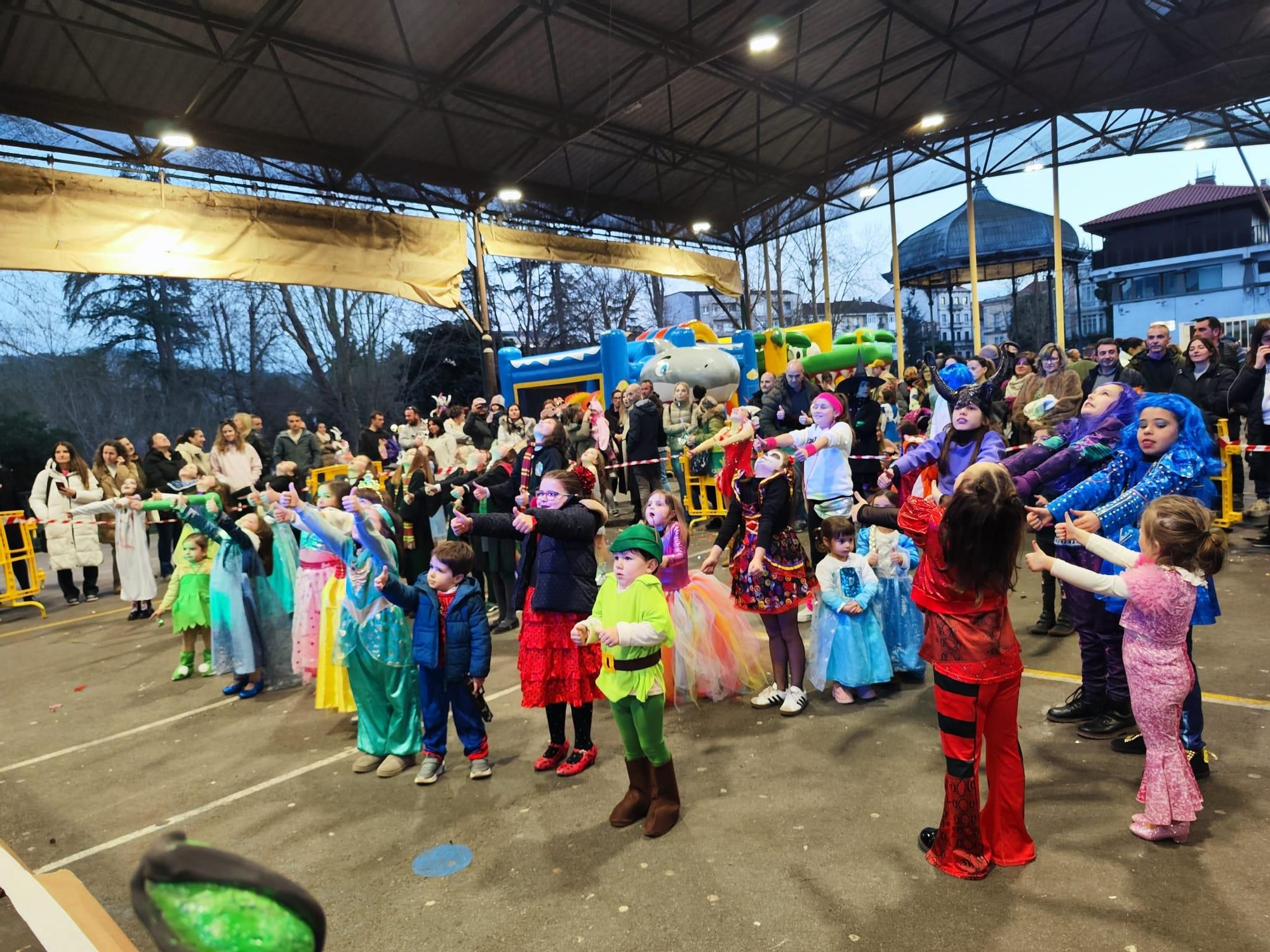 Todas las imágenes del concurso de disfraces de Grado: así fue la gran fiesta en El Frontón