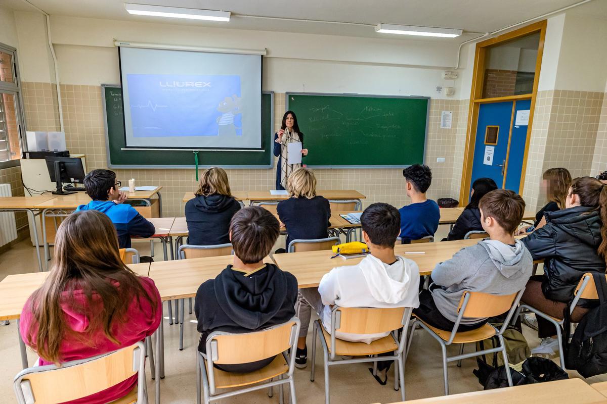 Imagen de uno de los talleres impartidos en un instituto de l'Alfàs del Pi.