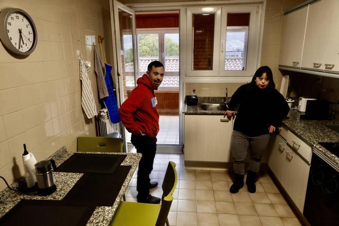 Javi, Yara y Manuel, tres jóvenes asturianos con síndrome de down que comparten en piso como una etapa de "transición hacia la vida independiente" (en imágenes)
