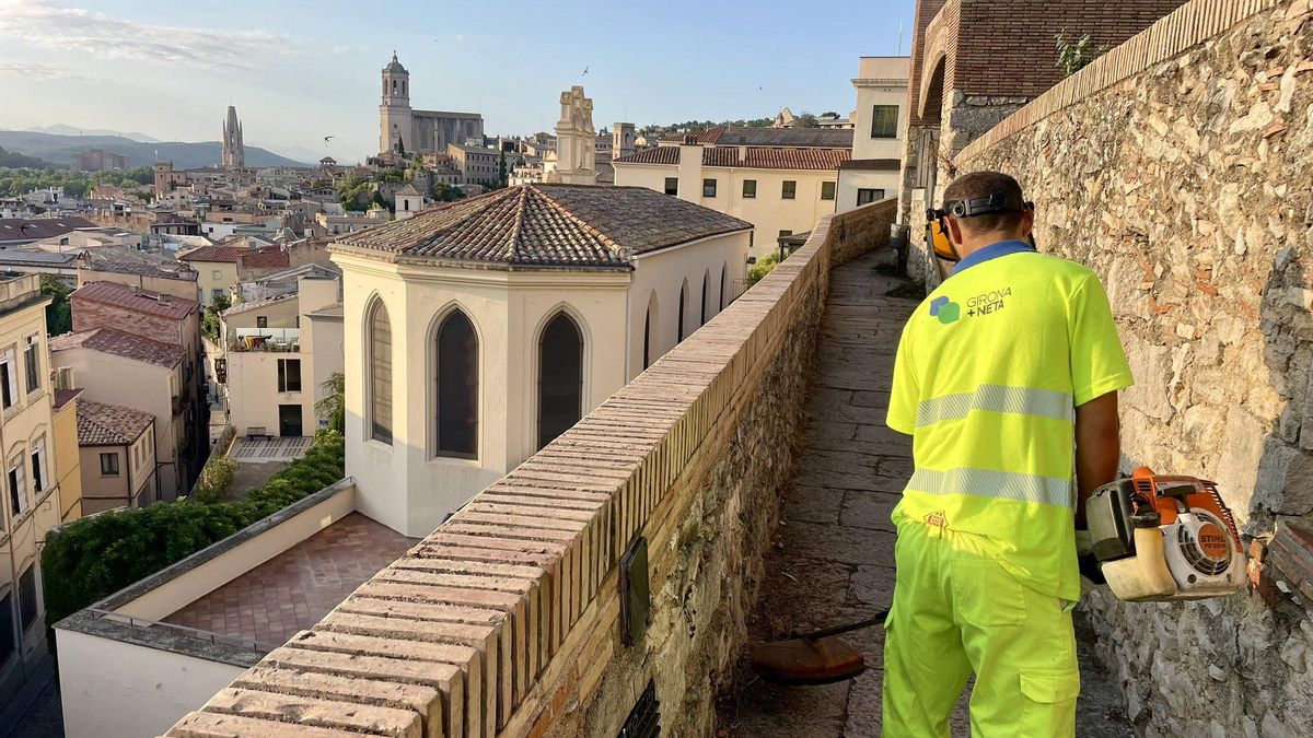 Un treballador de la neteja a la zona de la muralla.