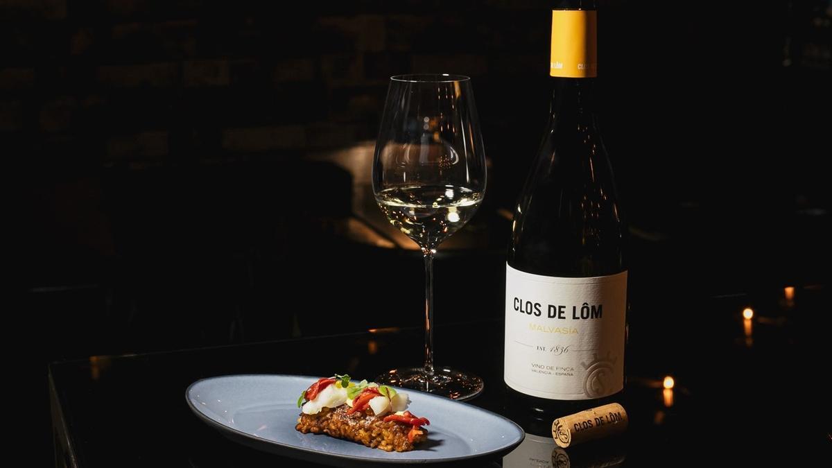 El Mandarin Oriental ha logrado el galardón al Mejor Maridaje del Hotel Wine Fest gracias a su 'nigiri' 'socarrat’ de 'esgarraet' maridado con Malvasía Blanco 2023 de Bodega Clos de Lôm (DO Valencia).