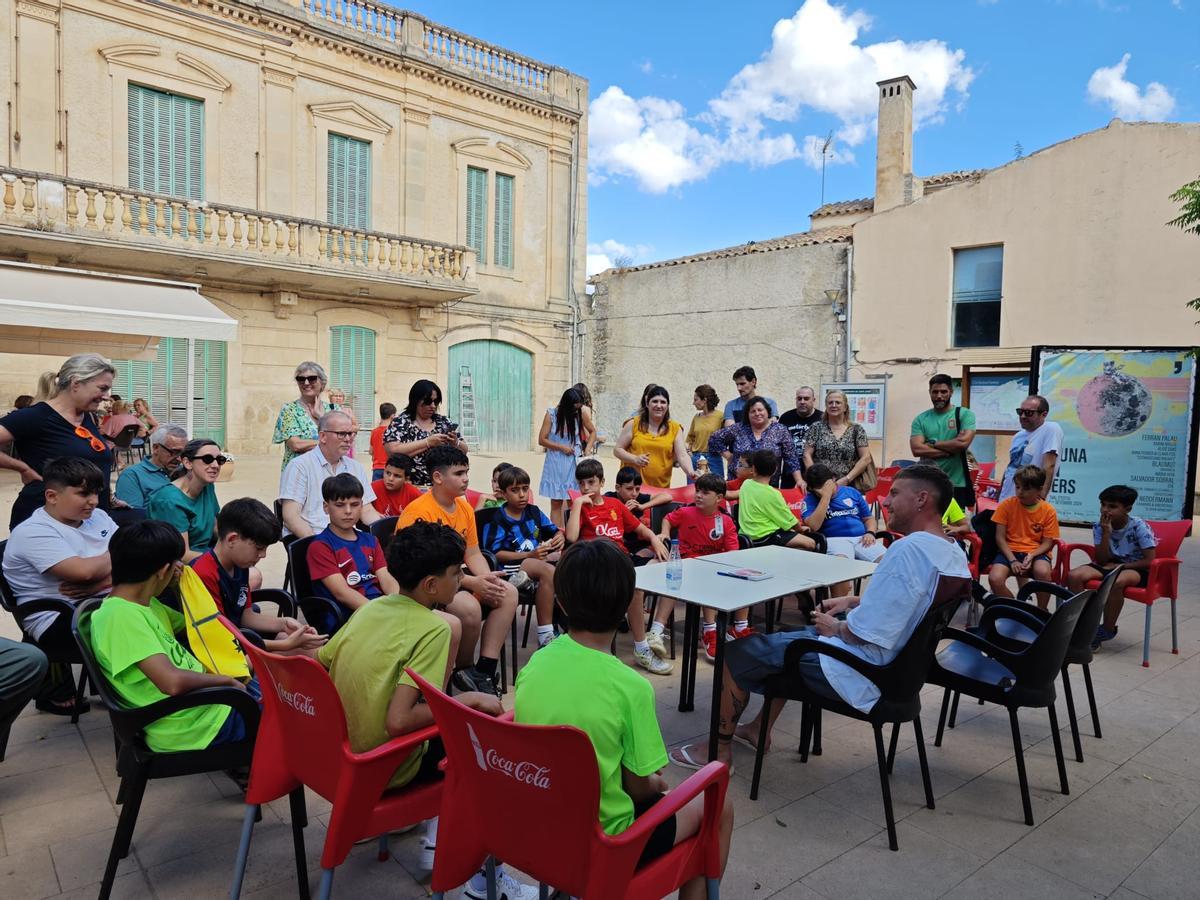 Una tarde diferente para los niños de Sant Joan junto a Pep Biel.