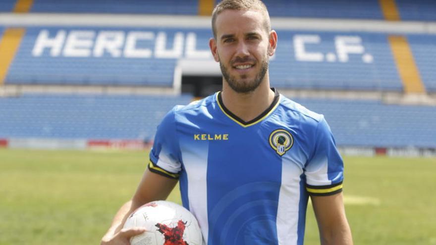 Carlos Fernández posa en el Rico Pérez este lunes por primera vez con la camiseta del Hércules.