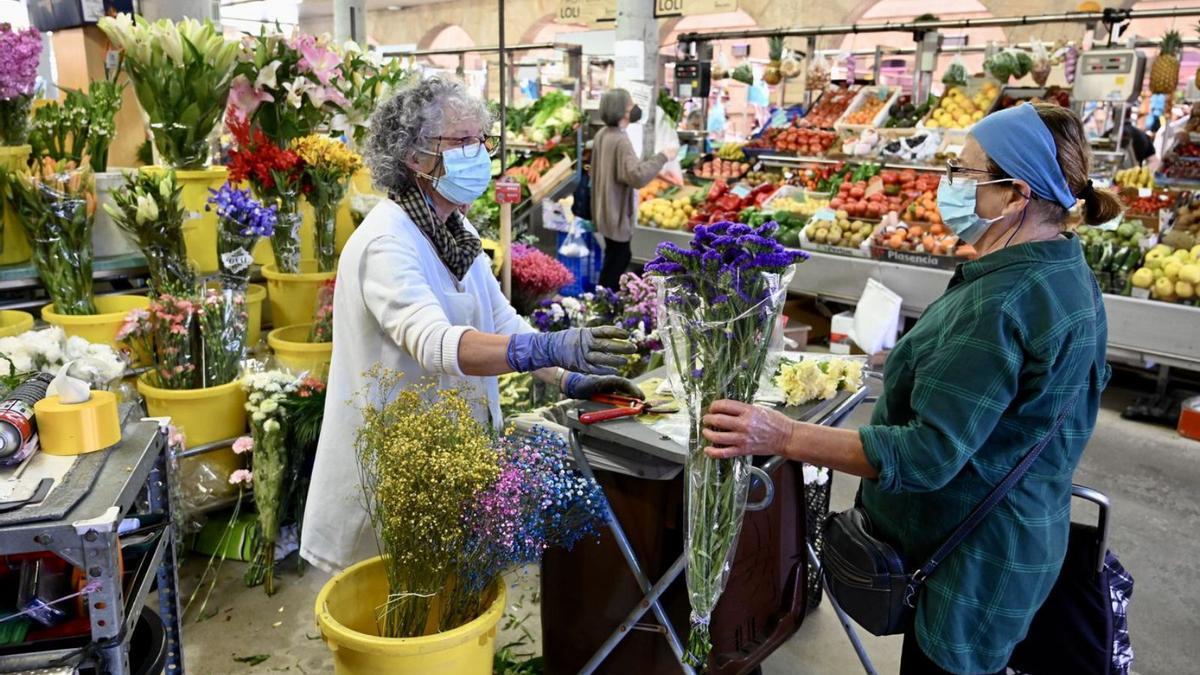 Venta de flores en el puesto número 1 del Mercado. |   // RAFA VÁZQUEZ