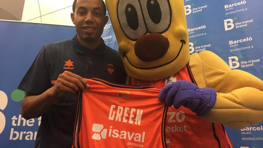 Green, con la mascota de Valencia Basket.