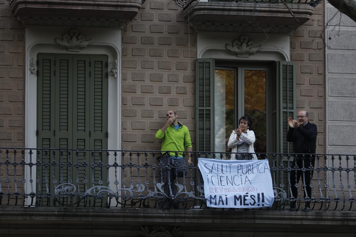 Aplausos a los sanitarios desde un balcón, en pleno estado de alarma, en abril.