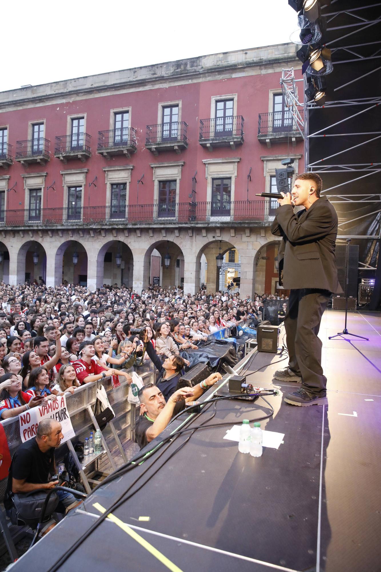 Concierto de Enol en la Plaza Mayor de Gijón