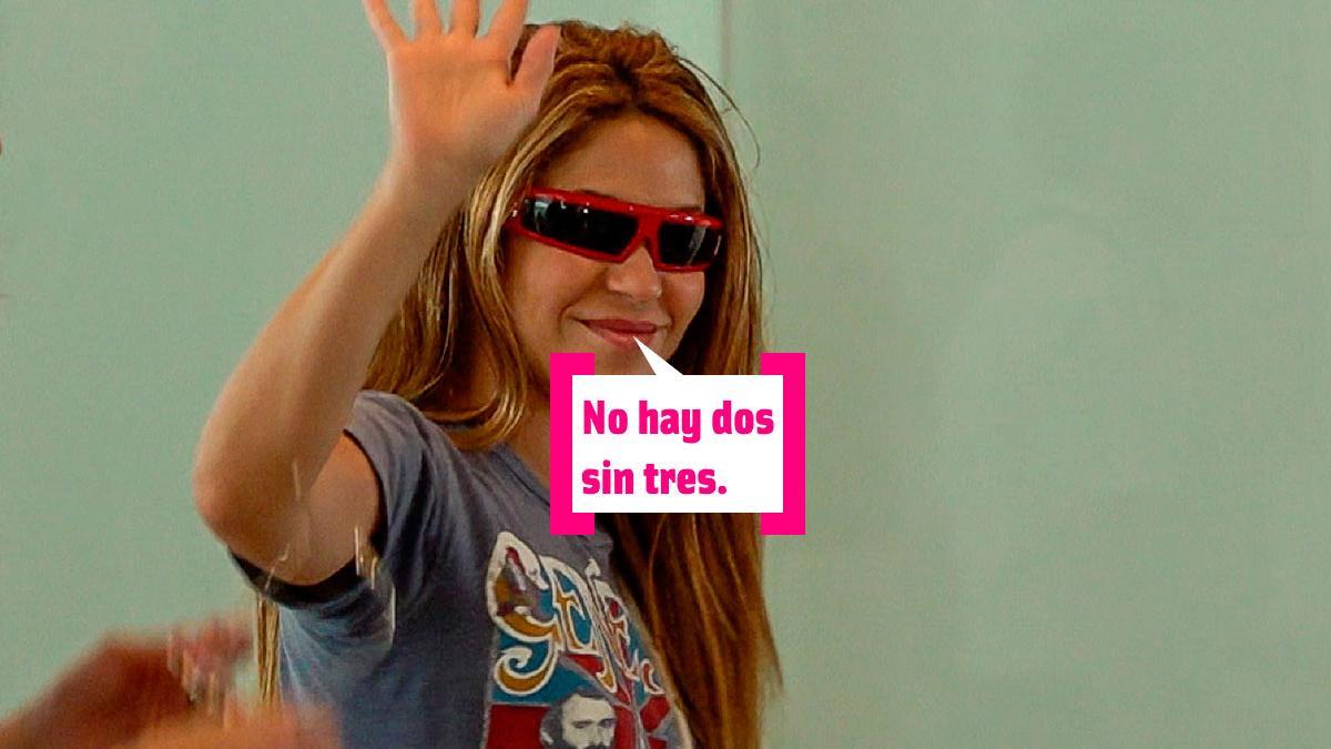 Shakira con gafas de sol y saludando.