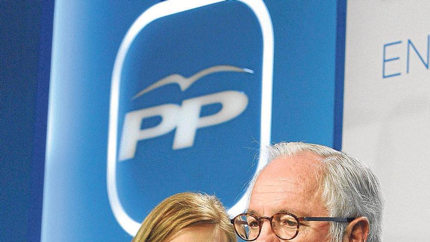 Cospedal y Cañete, anoche en la sede del PP.