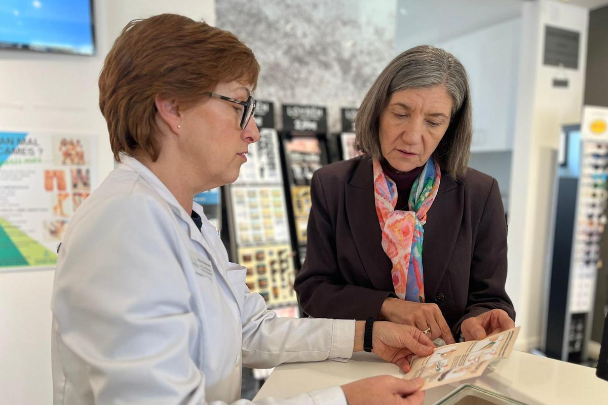 Una farmacèutica dona instruccions sobre el kit de cribratge de càncer de còlon i recte