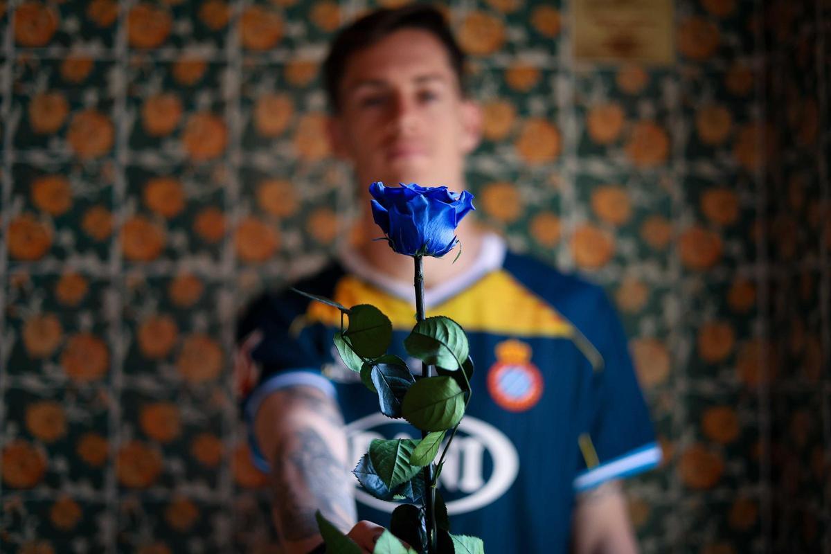 Pol Lozano, capitán del RCD Espanyol, posa con una rosa azul con vistas a la Diada de Sant Jordi