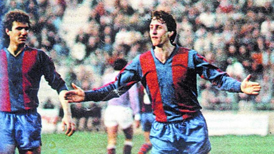 Vicent Latorre, a la izquierda, mira a Cruyff durante el partido contra el Palencia.