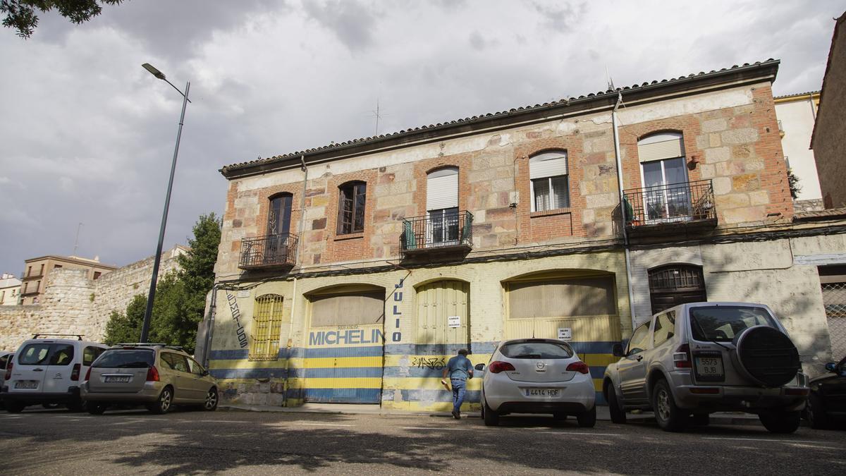 Edificio número 37 de la avenida de la Feria, que será derribado de manera inminente.