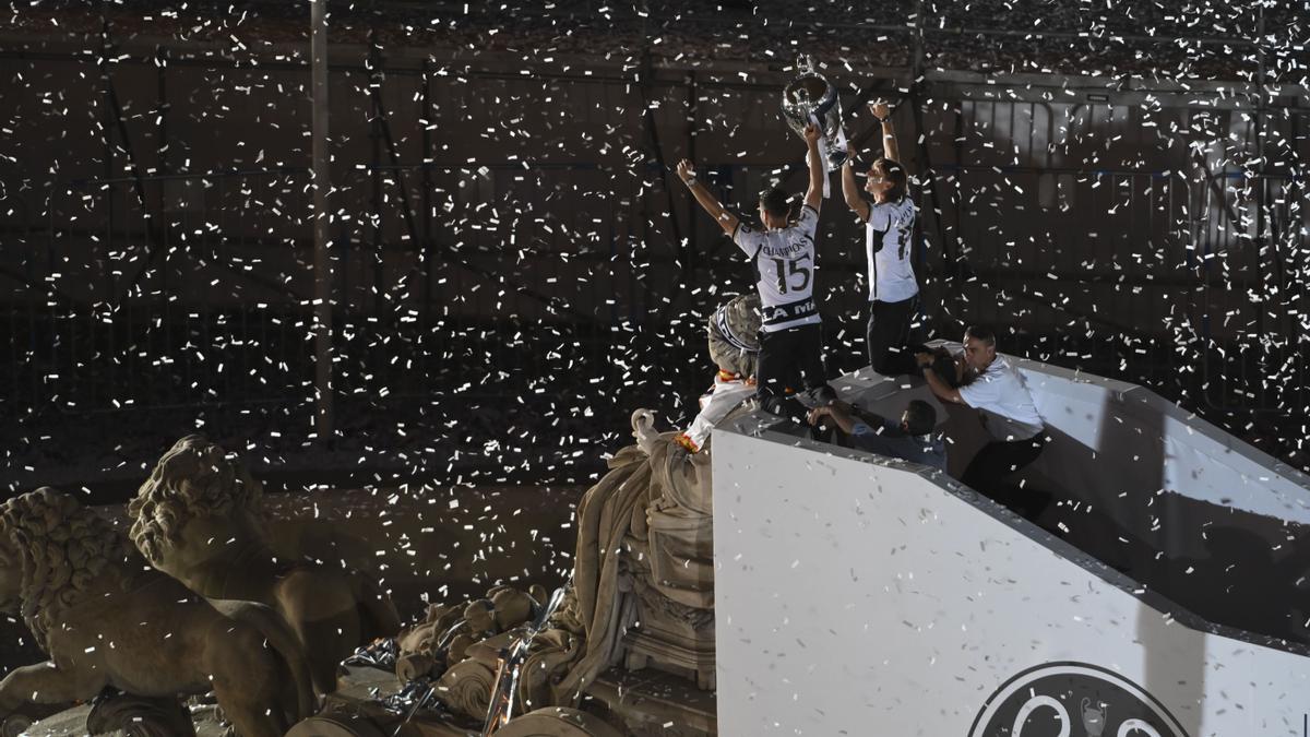 Uno de los leones que tira del carro de Cibeles es la diosa Atalanta, que da nombre y es símbolo del rival del Real Madrid en la Supercopa de Europa.