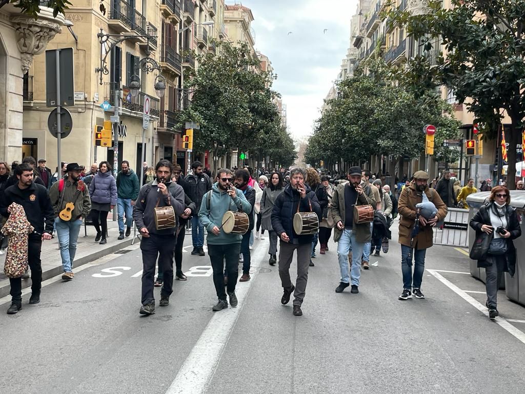 Los 'foguerons' de sa Pobla encienden el barrio barcelonés de Gràcia