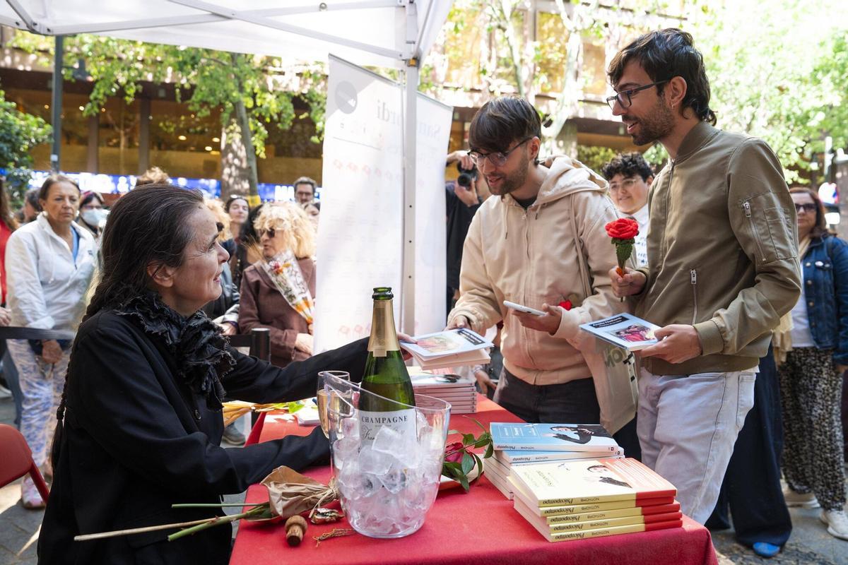 Barcelona 23/4/2026 Diada de Sant Jordi Pablo y Ángel en la firma de libro de Amélie Nothomb Fotografía de Ferran Nadeu