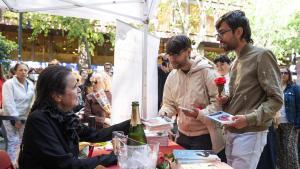 Barcelona 23/4/2026 Diada de Sant Jordi Pablo y Ángel en la firma de libro de Amélie Nothomb Fotografía de Ferran Nadeu
