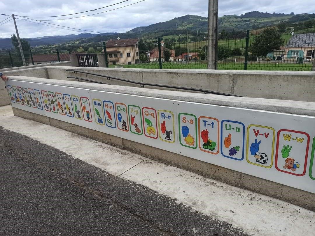 Lenguaje de signos en Posada, Lugo y San Cucao: así son los murales con abecedarios que ya lucen en los tres colegios públicos de Llanera