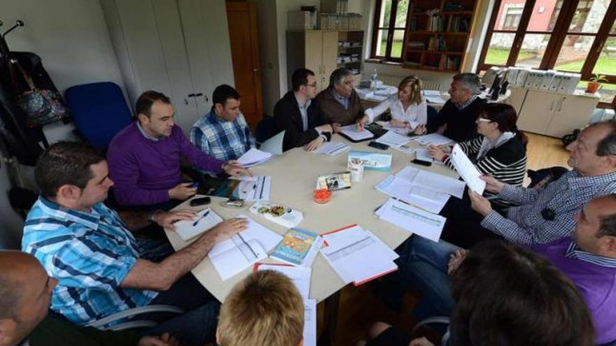 Una de las últimas reuniones del grupo de desarrollo rural del Leader Alto Nalón en su sede de Soto de Agues.