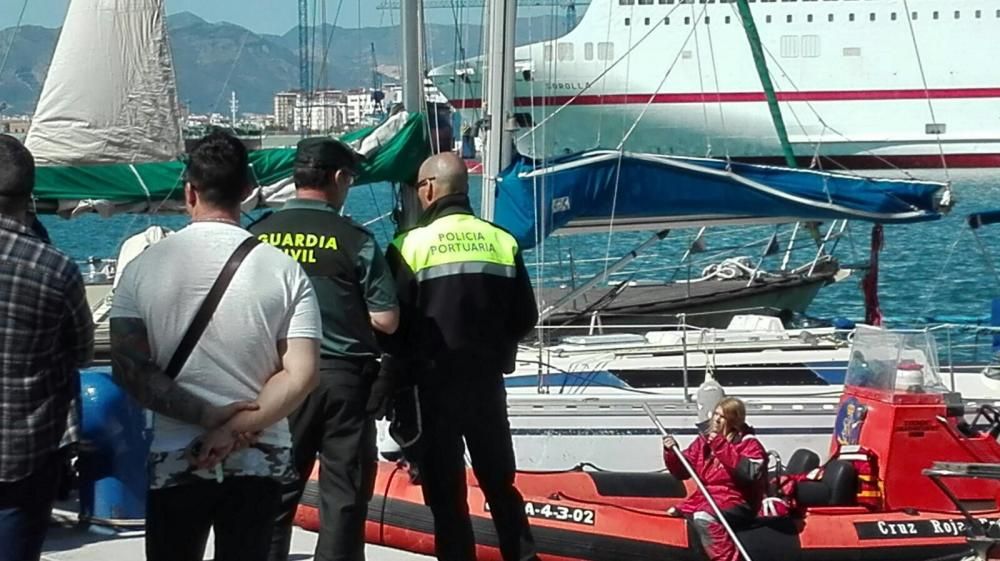 Buscan a una mujer en el agua en el Muelle Uno