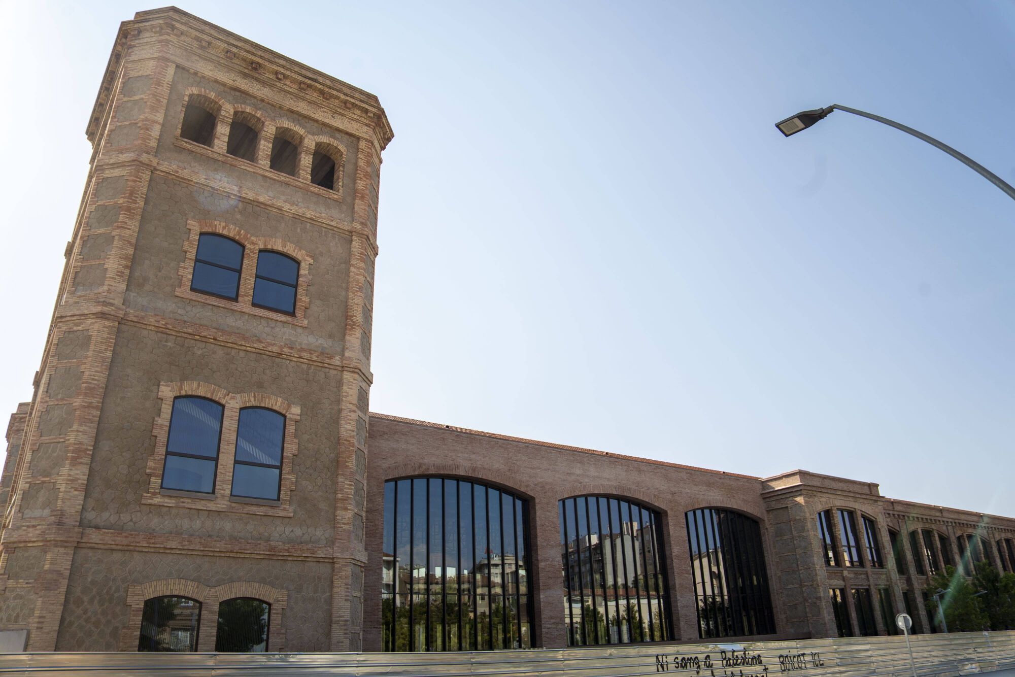 Amb la instal·lació de finestres culmina la rehabilitació de la Fàbrica Nova