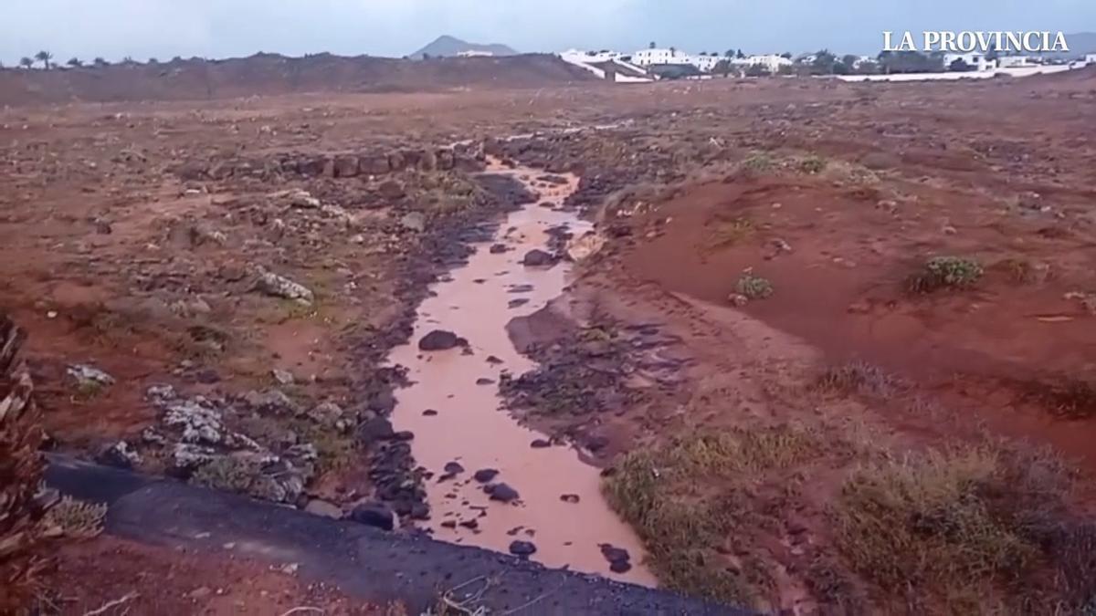 El Barranco del Hurón corre por las lluvias de la borrasca Regina en Costa Teguise, en Lanzarote (04/03/2026)