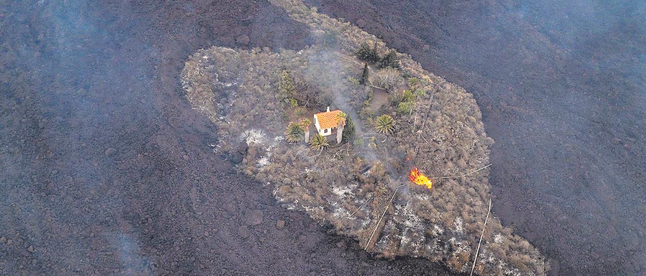 La foto en la que aparece la casa de los Cocq rodeada por las coladas de lava del volcán de Cabeza de Vaca.