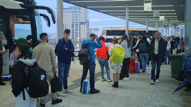 Viajeros hacen cola ayer pasadas las 8.50 h
en Vialia a la espera del Monbus a Ourense.