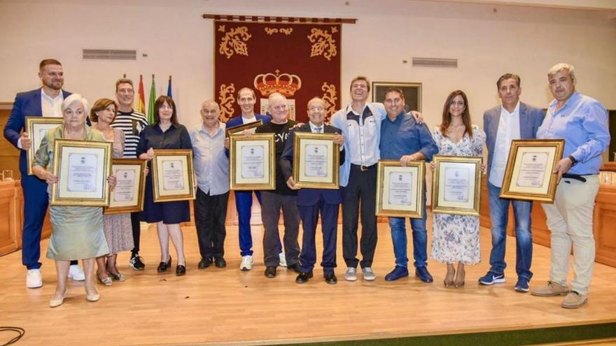 Foto de familia de los premiados con la Medalla de la Ciudad de Torremolinos. | L.O.