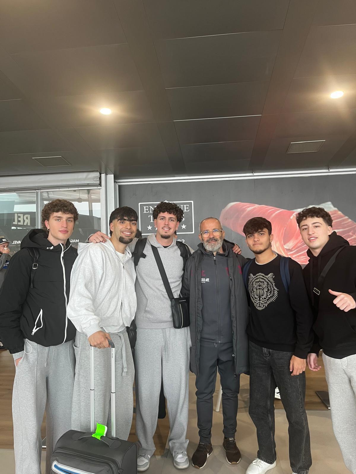 Los jóvenes aficionados, junto a Cervera en el aeropuerto de Vigo.