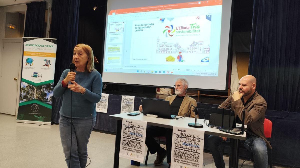 Un momento de la charla vecinal en la Canyada.