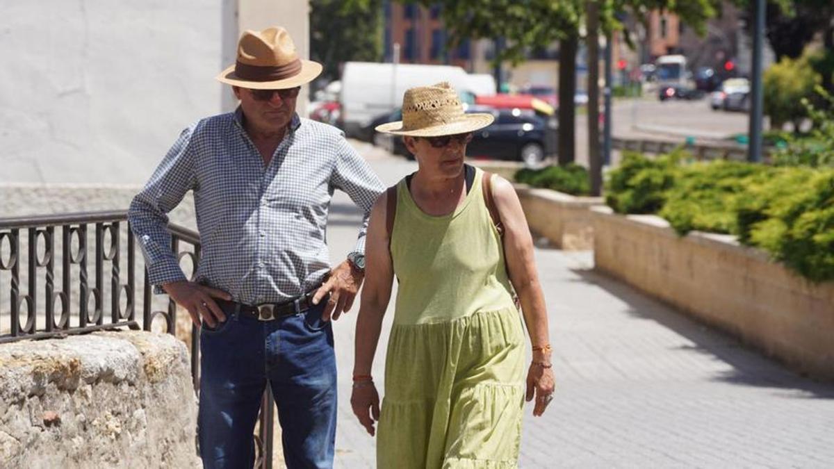 Dos personas pasean por Zamora en una jornada de calor excesivo.
