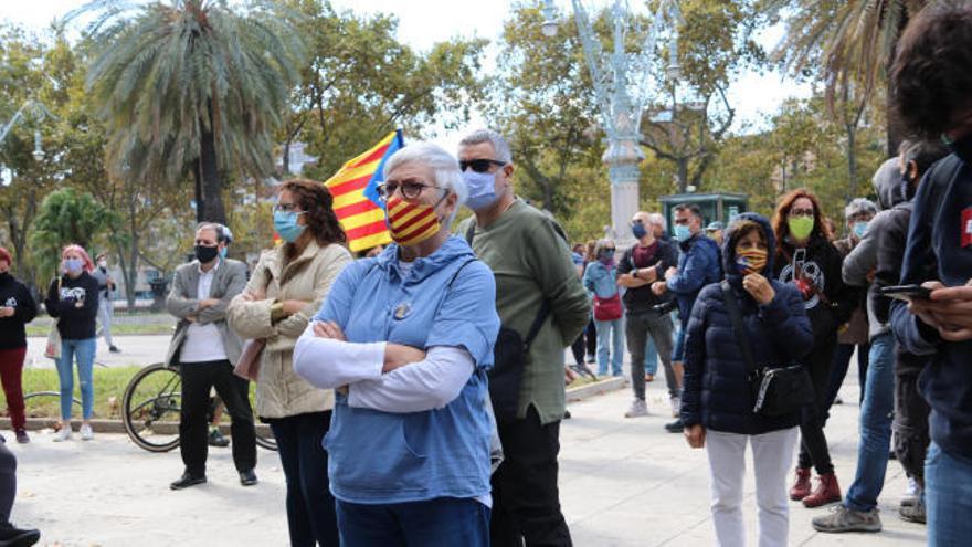 VÍDEO | La Plataforma 3 d&#039;Octubre rodeja el TSJC per commemorar l&#039;aturada