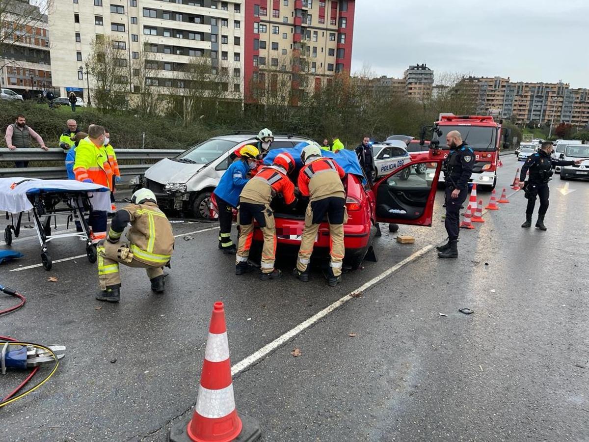 El lugar del accidente durante las labores de excarcelación.